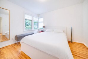 2 bedrooms, iron/ironing board, WiFi - Open Layout w/ Patio! Cozy 2BR by the UW Arboretum (Seattle)