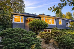 Exterior - Open Layout w/ Patio! Cozy 2BR by the UW Arboretum (Seattle)