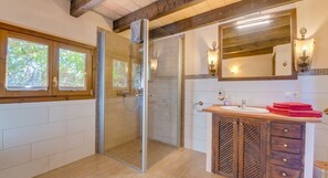 Bruser, hårtørrer, håndklæder, Toiletpapir