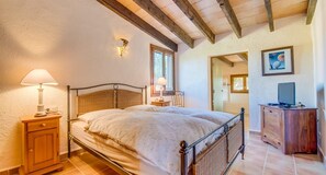 3 bedrooms, in-room safe, iron/ironing board, travel crib - Finca Ferragut - Beautiful Mallorcan finca with pool (main house & annexe) (Artà)