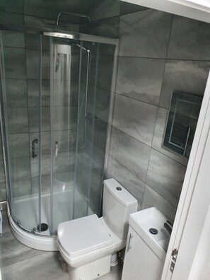 Apartment, Mehrere Betten | Badezimmer | Duschwanne, Komfortbadewanne, Handtücher, Seife