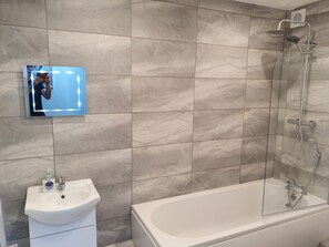 Appartement, Plusieurs lits | Salle de bain | Ensemble baignoire-douche, baignoire profonde, serviettes fournies
