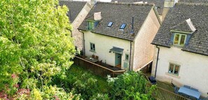 A residential area with houses featuring pitched roofs and small front gardens. - Mill Village 59, Millstream Cottage (P) - On-site Facilities, Pool, Sleeps 6 (Somerford Keynes)