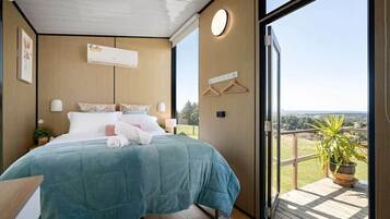 1 bedroom, bed sheets