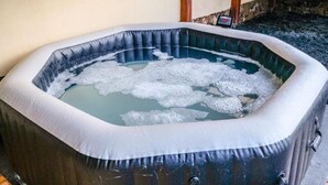 Un jacuzzi con un termómetro digital que muestra la temperatura del agua.