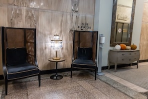 Spa - Stylish Chic Downtown Apartment (Cleveland)