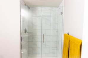 Duschwanne, Handtücher, Toilettenpapier