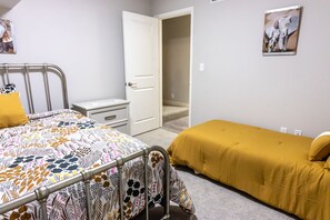 2 slaapkamers, een bureau, een strijkplank/strijkijzer, internet