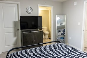 2 bedrooms, desk, iron/ironing board, Internet - Stylish Chic Downtown Apartment (Cleveland)