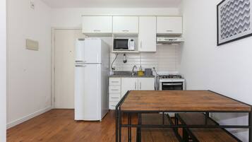 Geladeira, micro-ondas, fogão, talheres/pratos/utensílios de cozinha