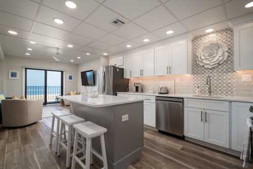 Wow!  Renovated 3rd floor bayfront condo!