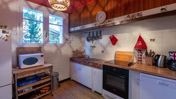 Een koelkast, een magnetron, een oven, een vaatwasser