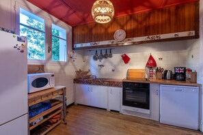 Jääkaappi, mikroaaltouuni, uuni, astianpesukone