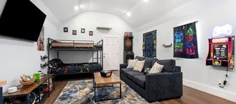 Terracotta Retreat/ Sleeps 30!