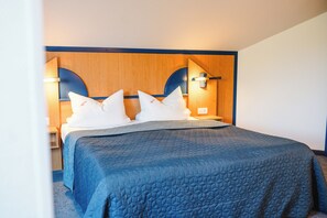 Quarto casal econômico | Quartos à prova de som, Wi-Fi de cortesia, roupa de cama