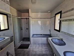Combinazione doccia/vasca, asciugacapelli, bidet, asciugamani