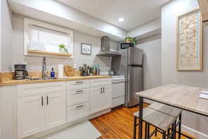 Réfrigérateur, micro-ondes, four, plaque de cuisson