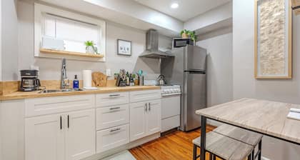Cozy, dog-friendly, downtown
