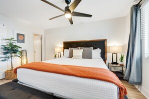 2 عدّة غرف نوم ومكواة/لوح كي وخدمة الإنترنت وملاءات أسرّة