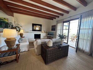 Una Smart TV, una chimenea, una mesa de tenis de mesa, libros