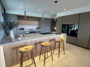 Jääkaappi, mikroaaltouuni, uuni, liesi