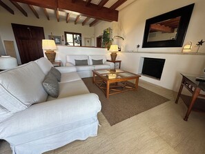 Una Smart TV, una chimenea, una mesa de tenis de mesa, libros