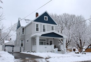 Exterior - Crisp 2 bedroom upstairs apartment in historic duplex (Cleveland)