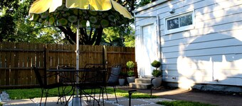 Crisp 2 bedroom upstairs apartment in historic duplex
