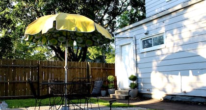 Crisp 2 bedroom upstairs apartment in historic duplex