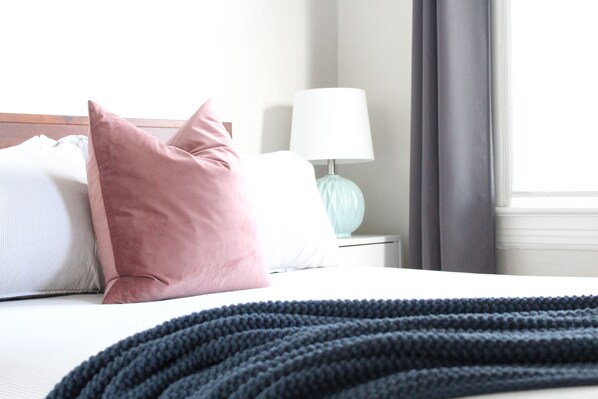 2 bedrooms, iron/ironing board, free WiFi, bed sheets - Crisp 2 bedroom upstairs apartment in historic duplex (Cleveland)