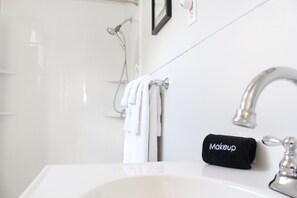 Ducha y bañera combinadas, secador de pelo, toallas y jabón