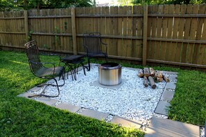 Property grounds - Crisp 2 bedroom upstairs apartment in historic duplex (Cleveland)