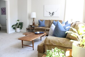 Smart TV - Crisp 2 bedroom upstairs apartment in historic duplex (Cleveland)