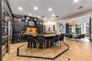 ثلاجة، ميكروويف، فرن، موقد طهي مسطح