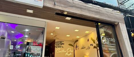 Un escaparate con un letrero que dice 'Centro One Bangla'.