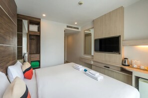 خزنة داخل الغرفة وستائر تعتيم ومكواة/لوح كي وواي فاي مجانًا