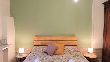 Desk, laptop workspace, free WiFi, bed sheets