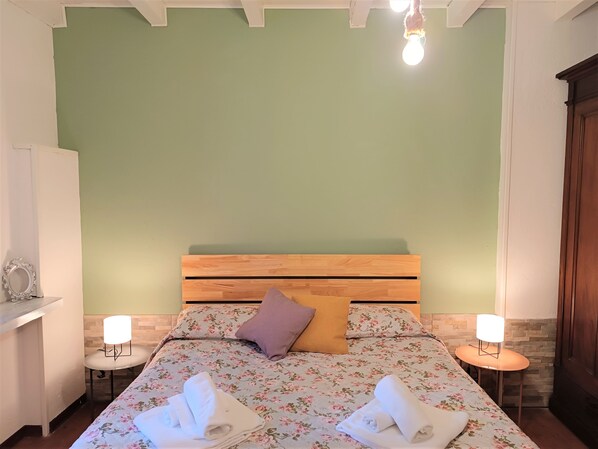 Cabin | Desk, laptop workspace, free WiFi, bed sheets