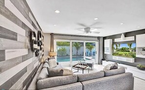 Smart TV, libros y estéreo 