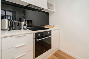 Cafetera y tetera, refrigerador, microondas y horno 