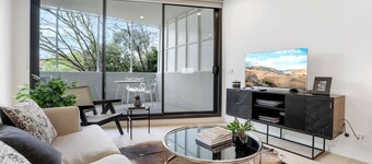 Modern 2-Bed Ivanhoe unit with Parking