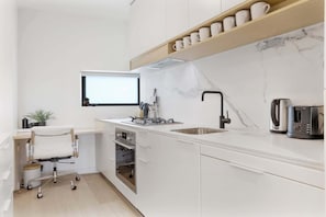 Geladeira, micro-ondas, fogão, cooktop