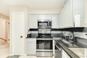 Fridge, microwave, oven, stovetop - Dog-friendly apartment with central AC & washer/dryer - snowbirds welcome (Houston)