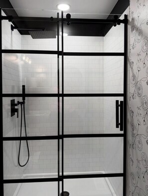 Bañera con ducha, secador de pelo, toallas, jabón