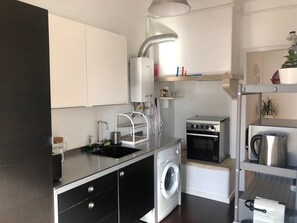 Frigorifero, microonde, forno, piano cottura