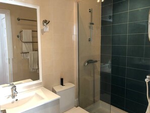 Shower, hair dryer, towels, soap - Neptune: Arroios central apartment (Lisboa)