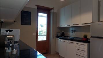 Frigorifero, microonde, piano cottura, macchina per tè/caffè