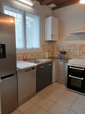 Køleskab, mikrobølgeovn, ovn, kogeplade