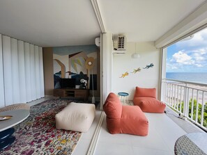 Smart TV, books - NEW: SUPERB STUDIO WITH SEA VIEW, BEACH & POOL IN MONT VERNON, ORIENTAL BAY  (Collectivité de Saint-Martin)