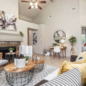 TV connectée, cheminée, livres